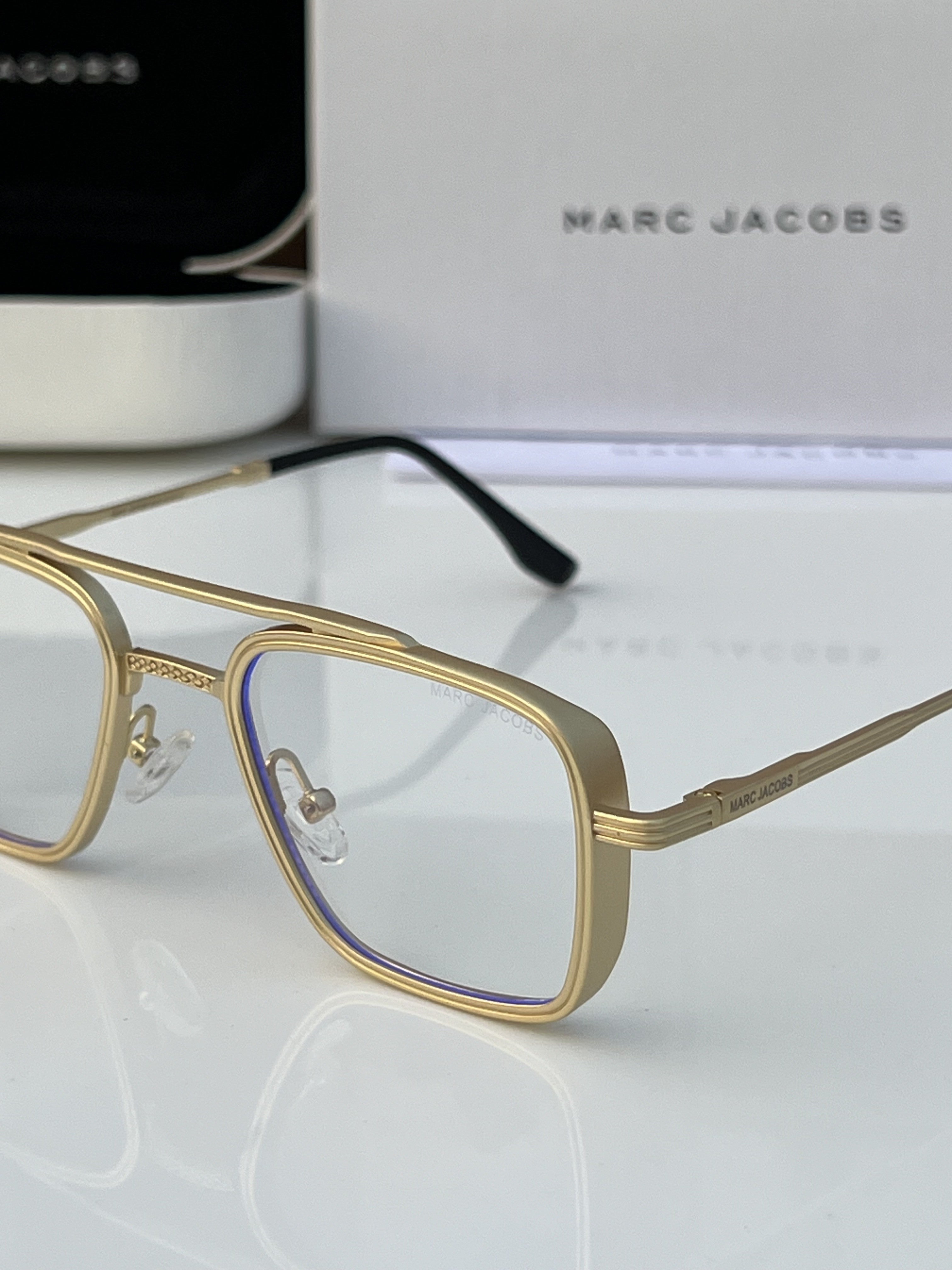 Marc_jacobs_504_gold_plano