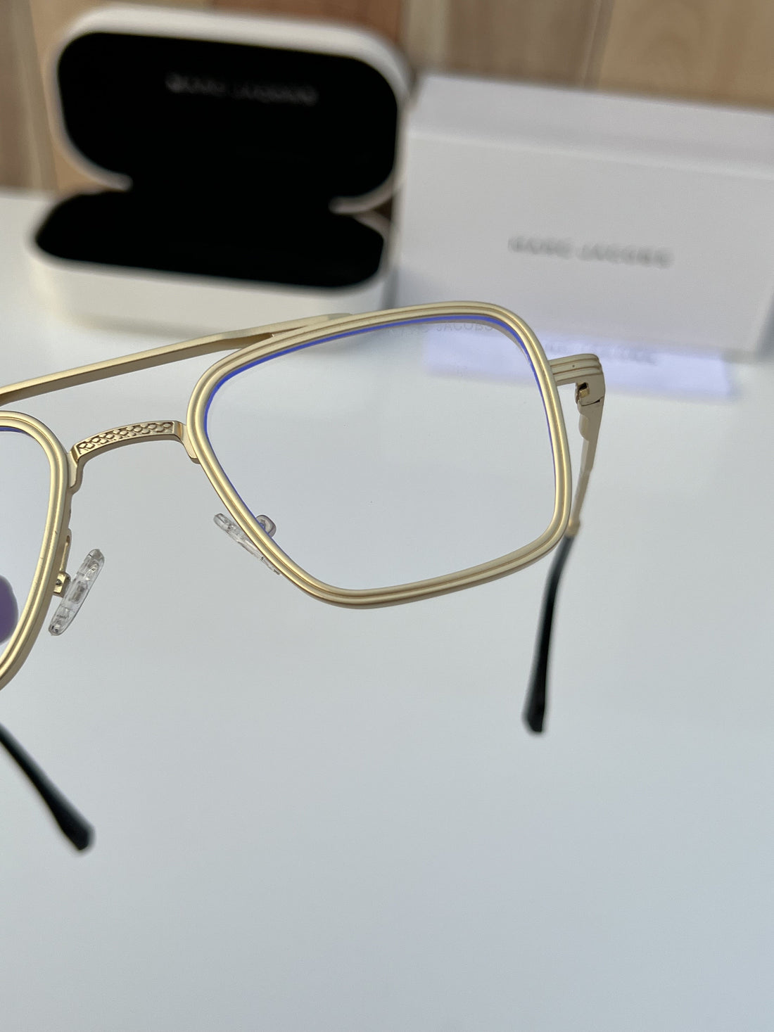 Marc_jacobs_504_gold_plano