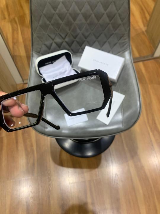 Marc_jacobs_kuboraum_new_black_plano
