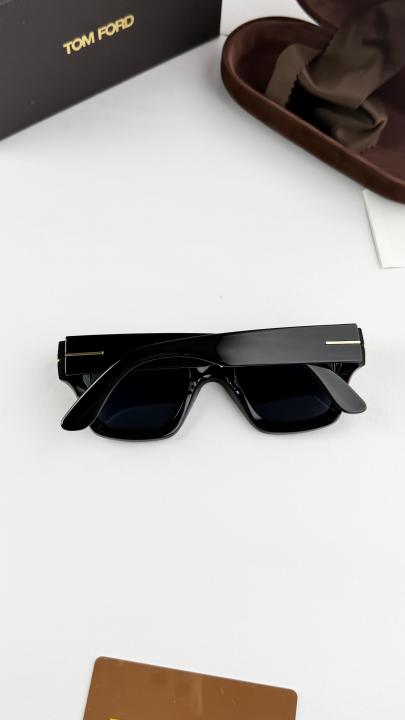 TOMFORD BLACK 184