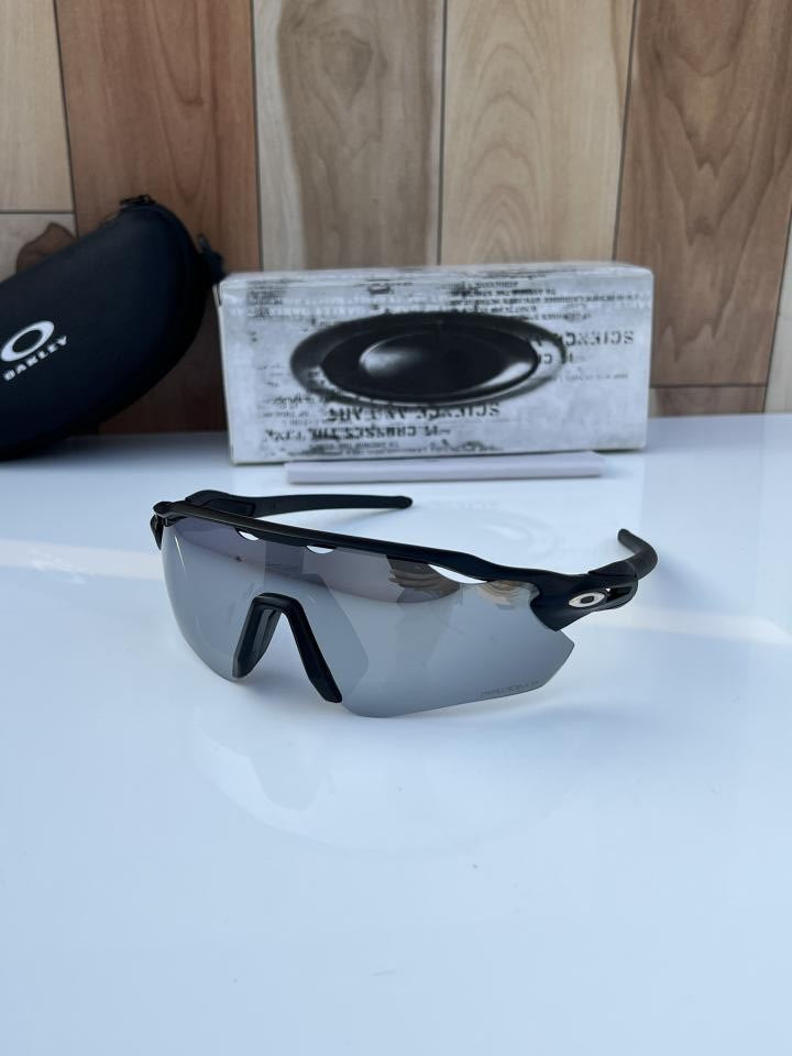 Oakleyy_9208_silver