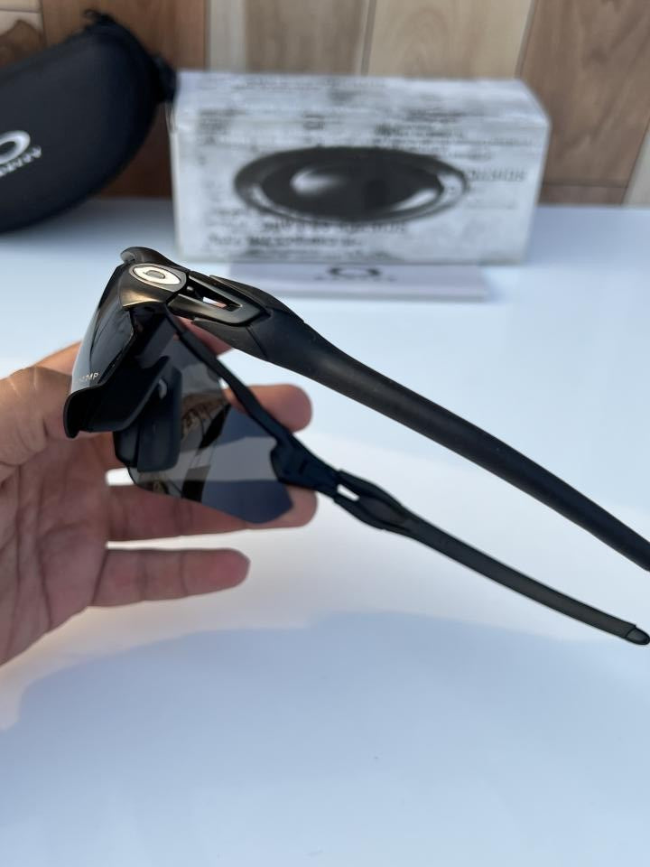 Oakleyy_9208_silver