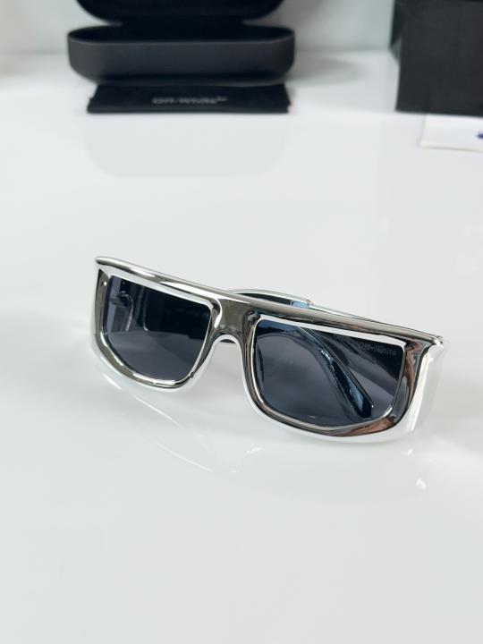 Off_White_05_Chrome_Black